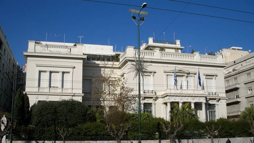 «Μοιάζουν να χαϊδεύουν τα εκθέματα» οι δύο γυναίκες που βανδάλισαν έργα τέχνης στο Μουσείο Μπενάκη